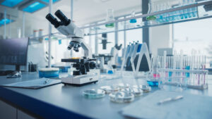Processo de esterilização e limpeza de laboratório com microscópio e ferramentas