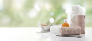 Tipos de curativos disponíveis para cuidados em casa, como hidrocolóides e adesivos simples.